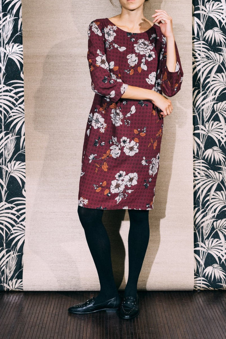 Robe grise à fleurs
