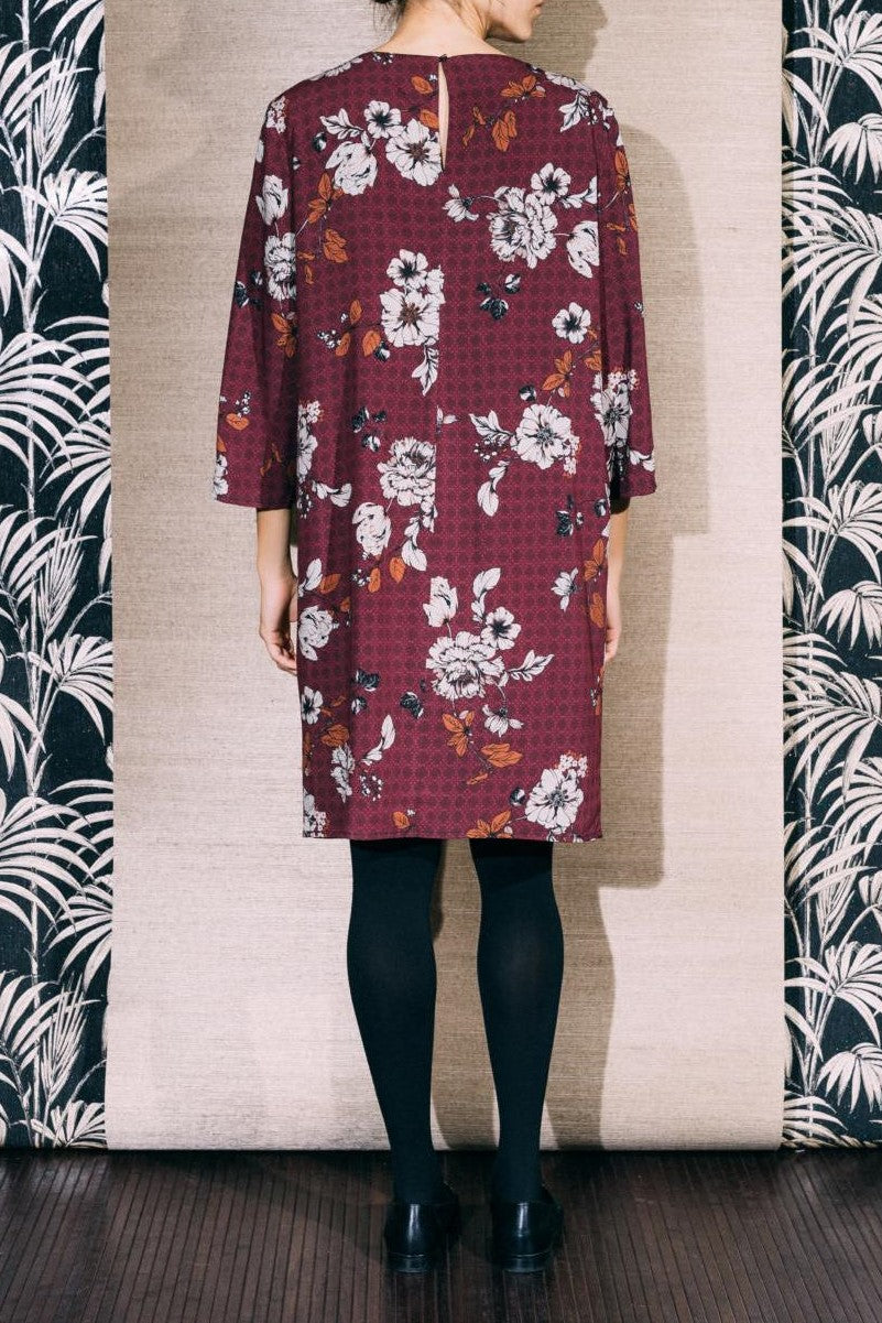 Robe grise à fleurs