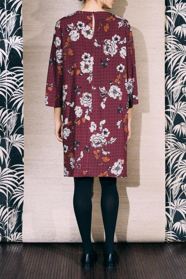 Robe grise à fleurs