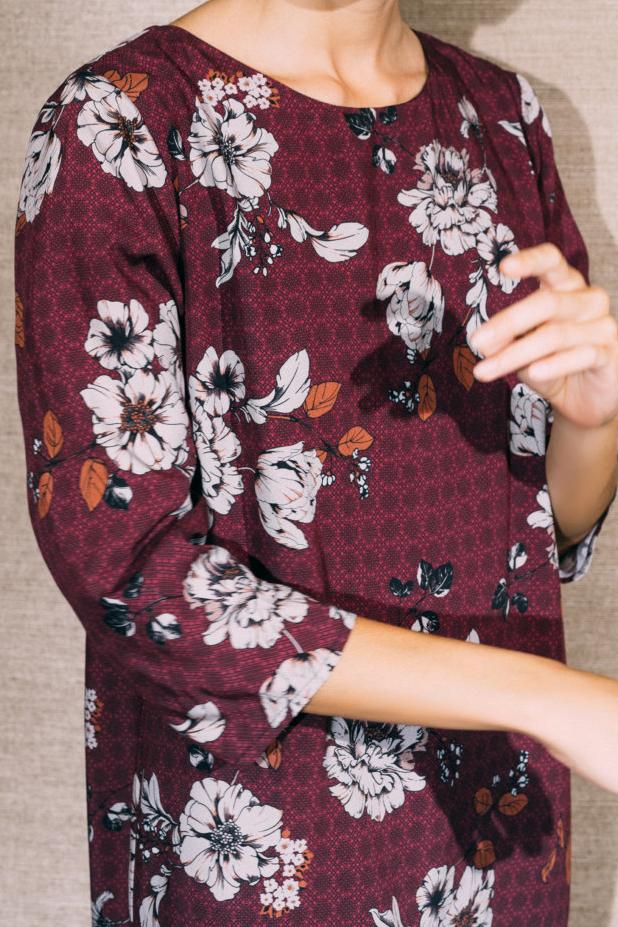 Robe grise à fleurs