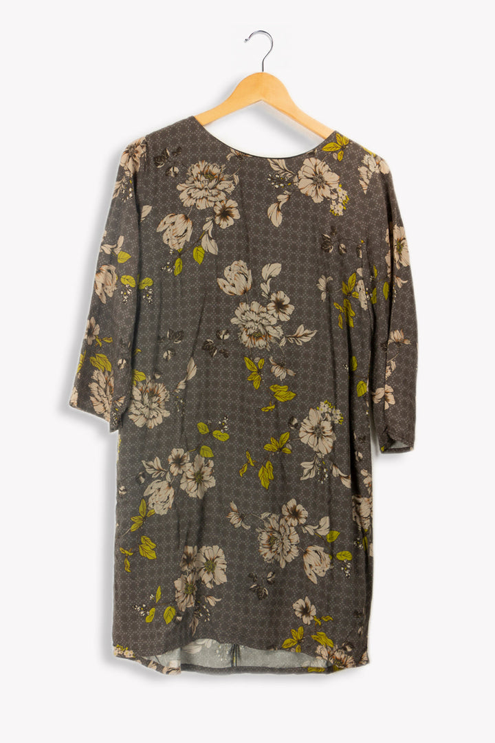Robe grise à fleurs
