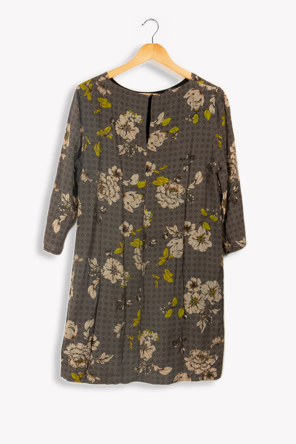 Robe grise à fleurs