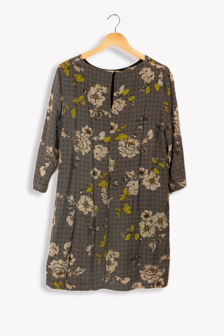 Robe grise à fleurs