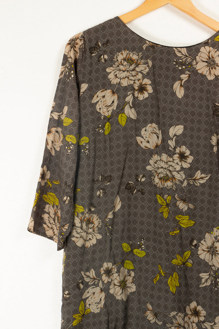 Robe grise à fleurs