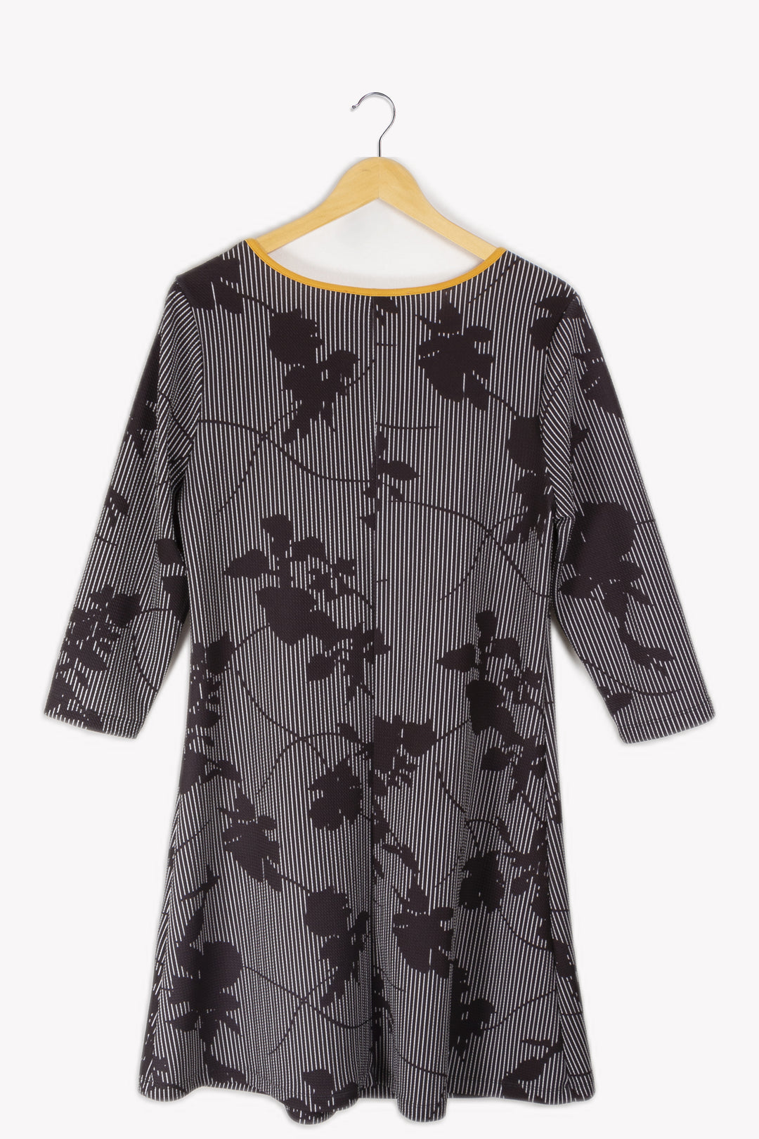 Robe noire à rayures blanches - 40