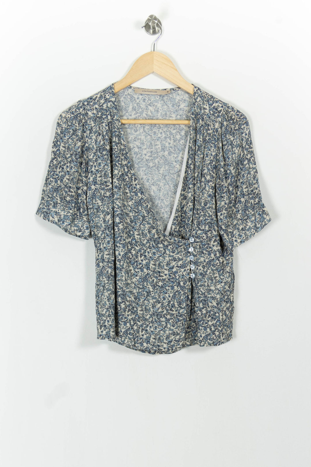 Blouse Fleurie Bleue et Blanche - Taille M/38 de la marque La Fée Maraboutée | PARAD101144 - Vendu par Paradigme - Image 2