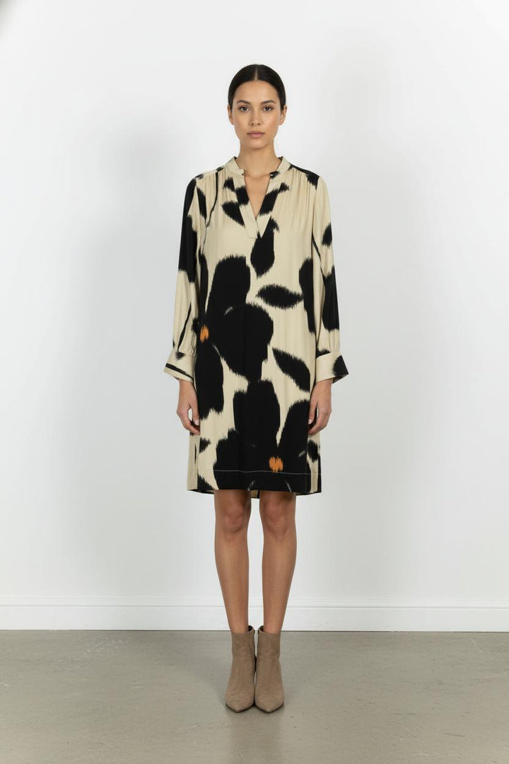 Robe Droite Beige et Noire - Taille S/36 de la marque Stella Forest | PARAD101787 - Vendu par Paradigme - Image 1