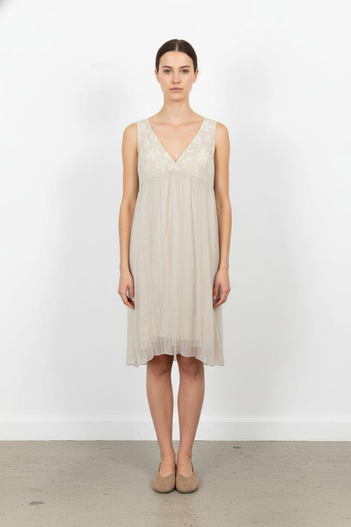 Robe Sans Manches Beige - Taille M/38 de la marque La Fée Maraboutée | PARAD102845 - Vendu par Paradigme - Image 1