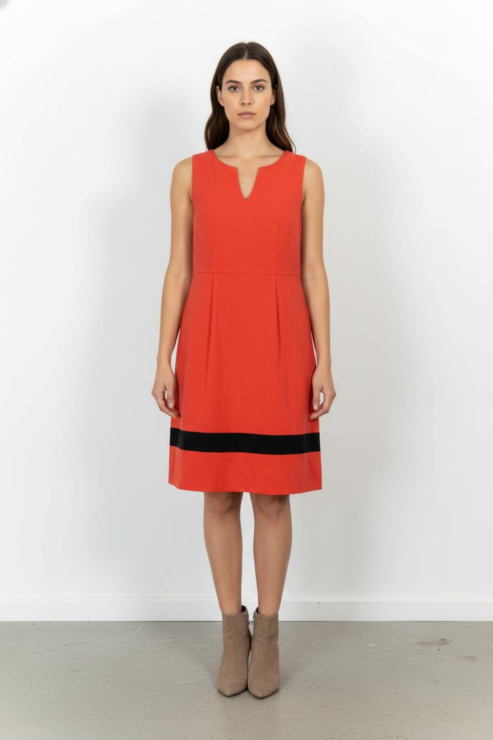 Robe Sans Manches Rouge et Noire - Taille XXL/44 de la marque Maison 123 | PARAD104513 - Vendu par Paradigme - Image 1