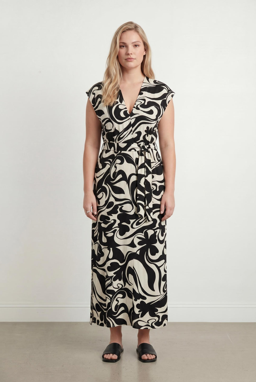 Robe Longue Noire et Blanche - Taille XXL/44 de la marque La Fée Maraboutée | PARAD106904 - Vendu par Paradigme - Image 1