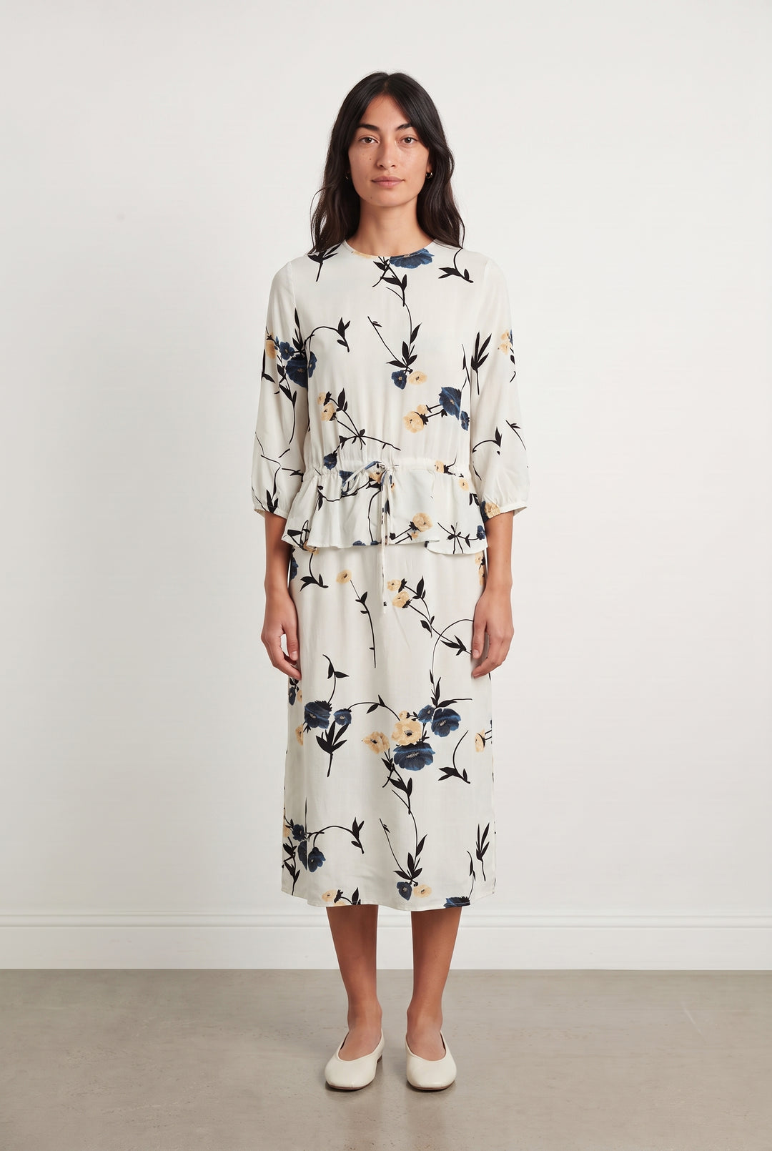 Robe Fleurie Blanche et Bleue - Taille M/38 de la marque Ganni | PARAD111106 - Vendu par Paradigme - Image 1