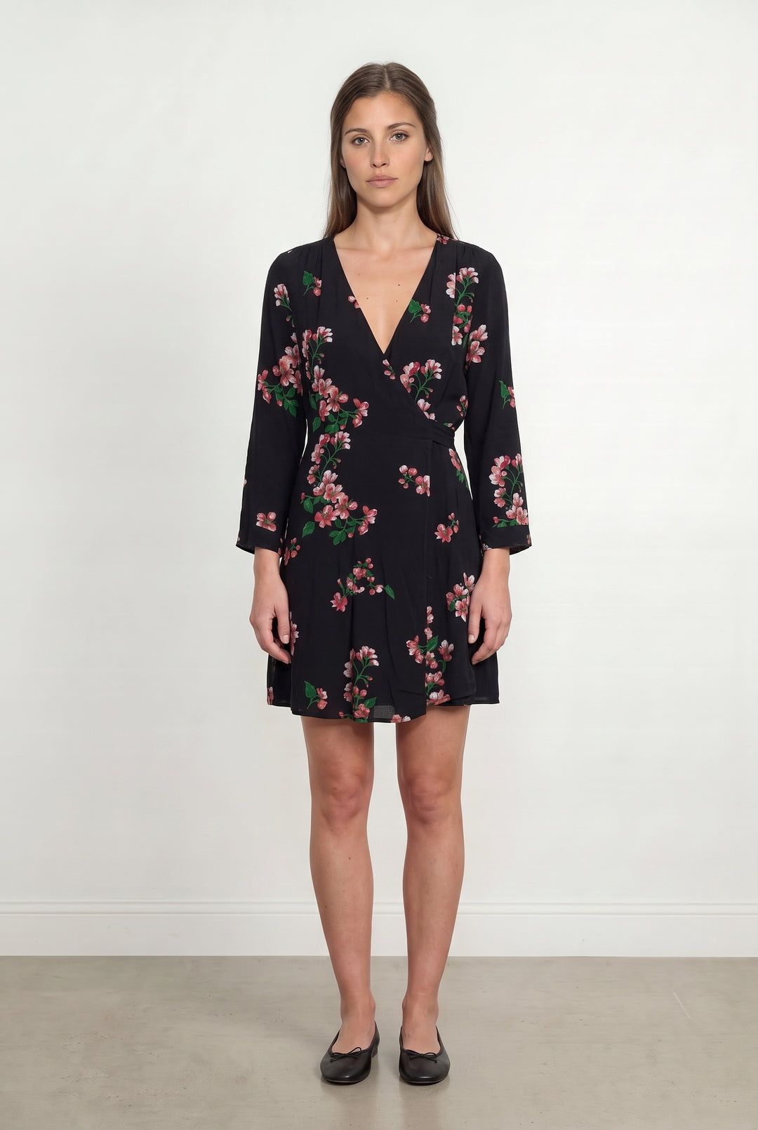 Robe Portefeuille Noire et Fleurie - Taille M/38 de la marque Sézane | PARAD119377 - Vendu par Paradigme - Image 1