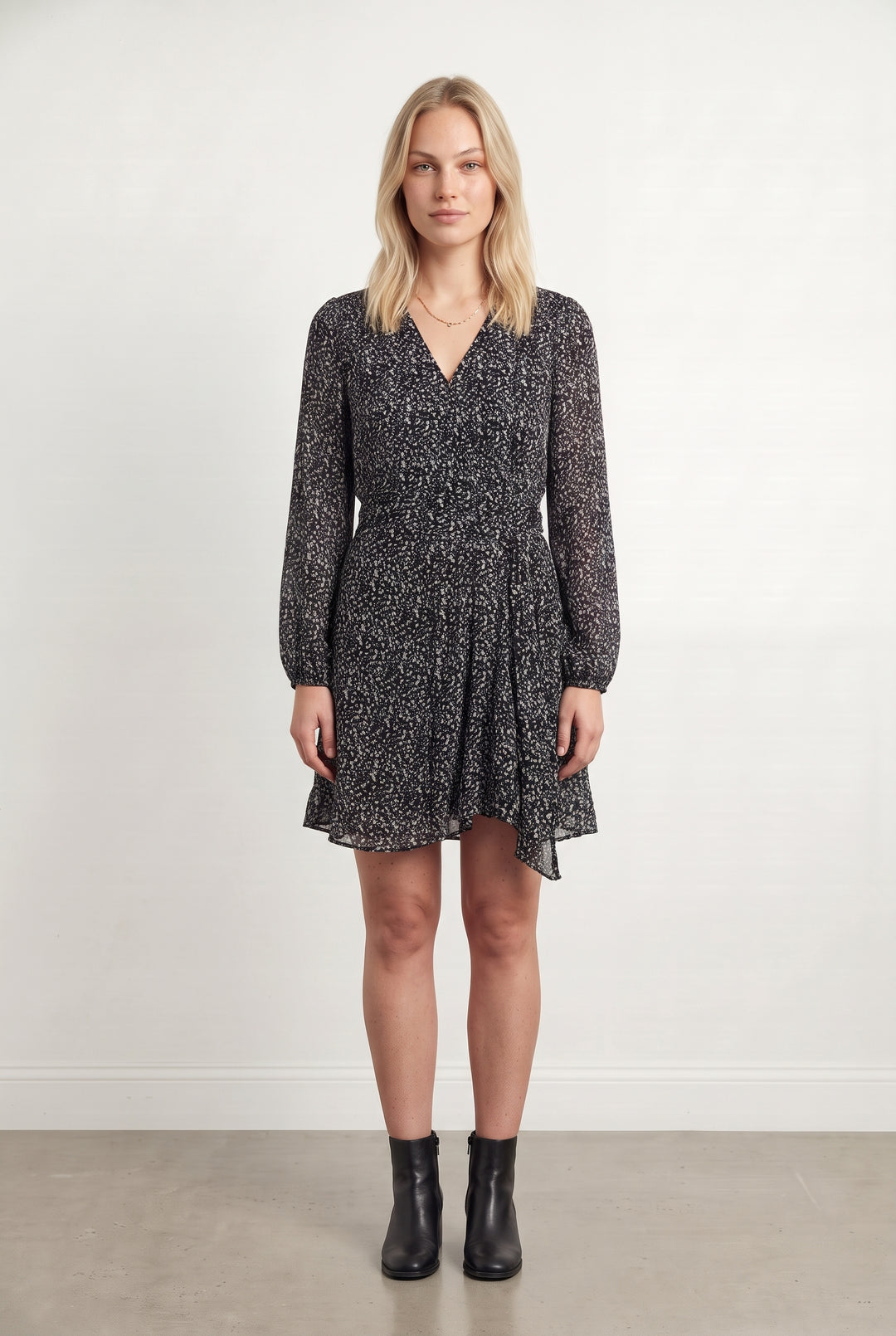 Robe Courte Noire et Blanche - Taille L/40 de la marque IKKS | PARAD120723 - Vendu par Paradigme - Image 1