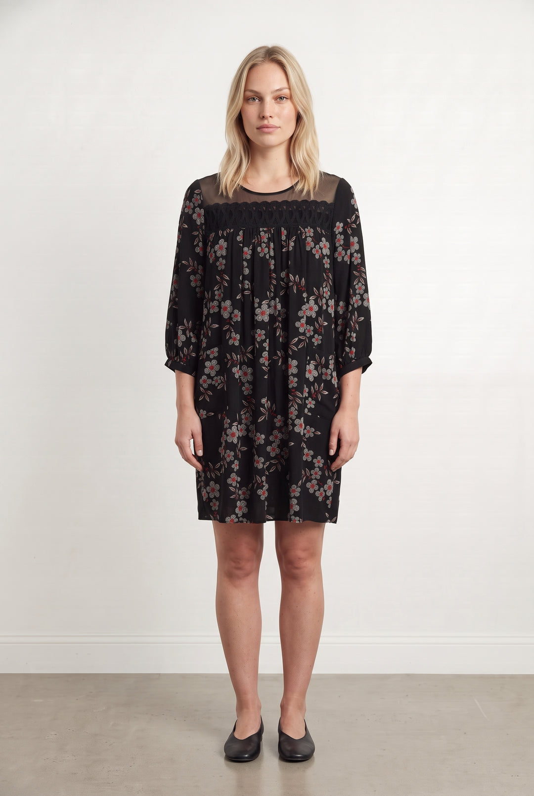 Robe Courte Noire et Rouge - Taille L/40 de la marque Indies | PARAD124018 - Vendu par Paradigme - Image 1