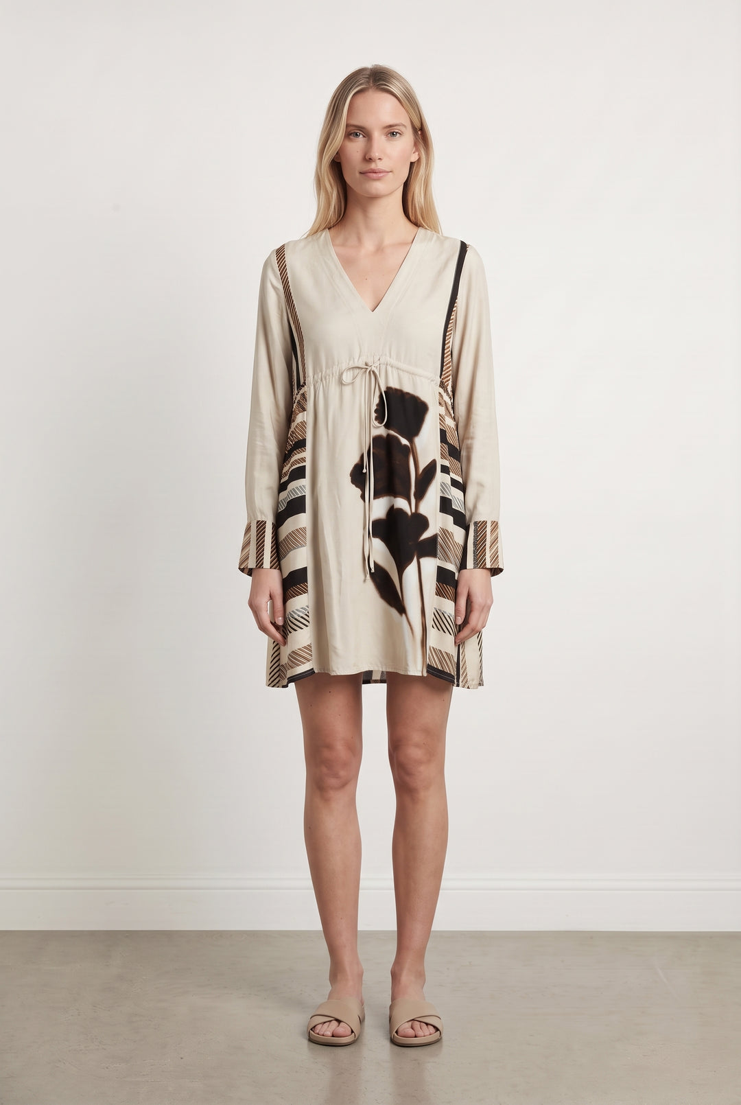 Robe Courte Beige et Noire - Taille M/38 de la marque Indies | PARAD124136 - Vendu par Paradigme - Image 1