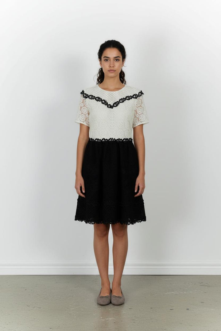 Robe Dentelle Noire et Blanche - Taille S/36 de la marque Maje | PARAD52032 - Vendu par Paradigme - Image 1