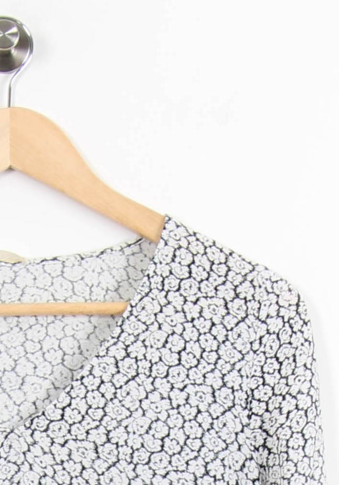 Blouse Blanche et Noire - Taille M/38 de la marque American Vintage | PARAD61568 - Vendu par Paradigme - Image 3
