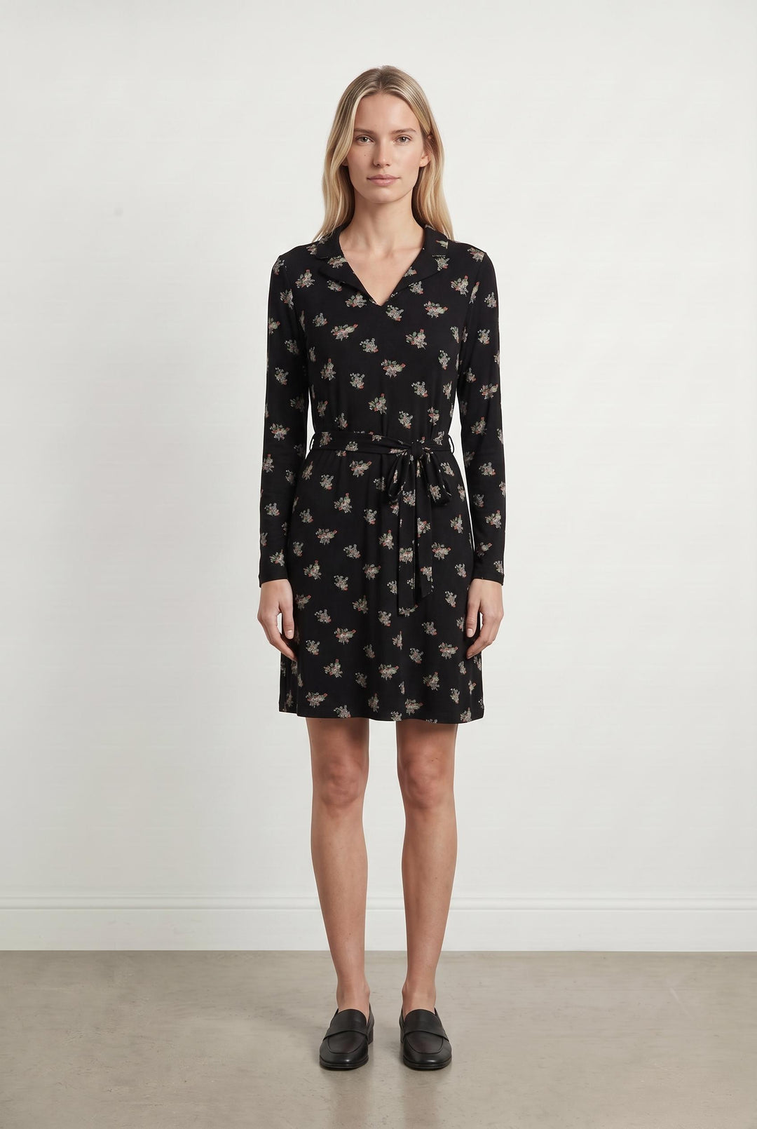 Robe Fleurie Noire - Taille M/38 de la marque Agnès b. | PARAD63305 - Vendu par Paradigme - Image 1