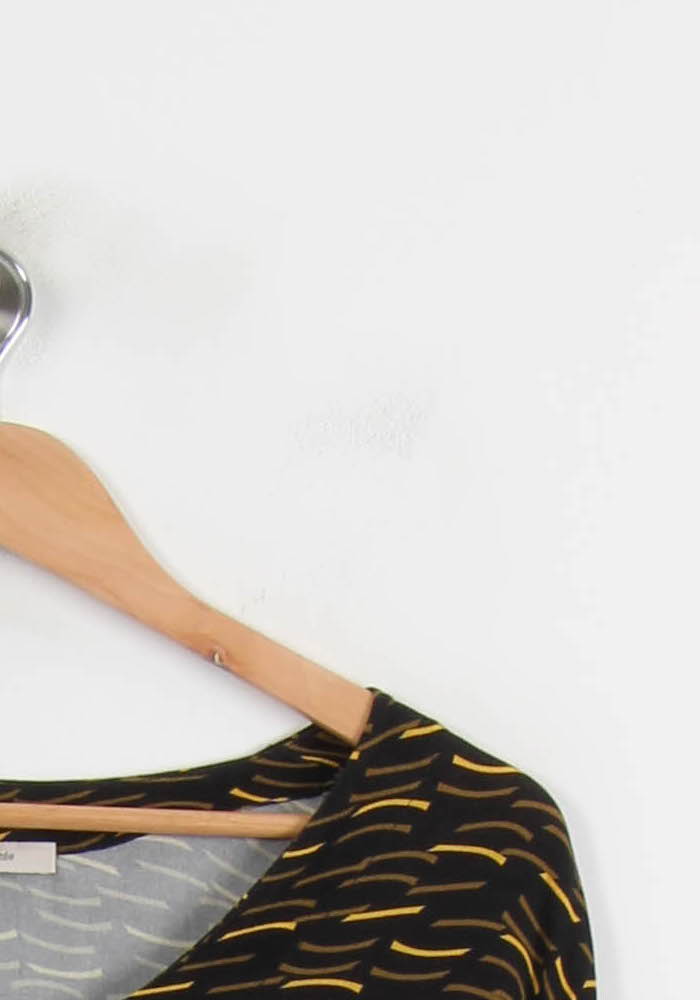 Robe Noire et Jaune - Taille XL/42 de la marque La Fée Maraboutée | PARAD69816 - Vendu par Paradigme - Image 3