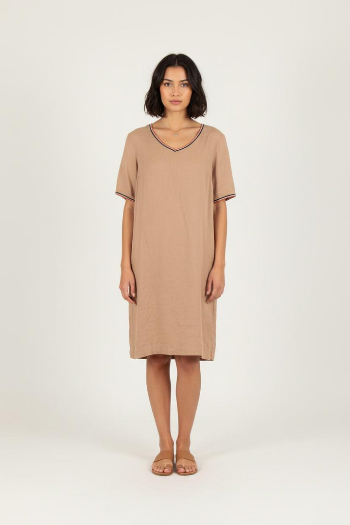 Robe Marron - Taille XL/42 de la marque La Fée Maraboutée | PARAD82143 - Vendu par Paradigme - Image 1