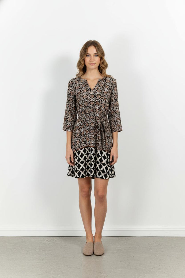 Robe Marron et Noire - Taille XXL/44 de la marque La Fée Maraboutée | PARAD97537 - Vendu par Paradigme - Image 1