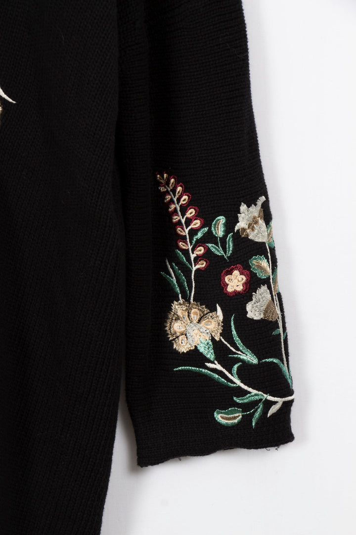 Schwarze Strickjacke mit Blumenmuster – T1