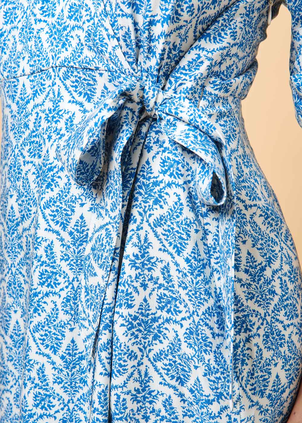 Robe blanche à motifs bleus La Fée Maraboutée - 38
