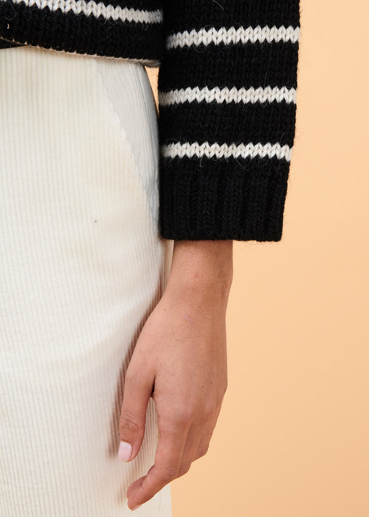 Schwarz-weiß gestreifter Pullover - L