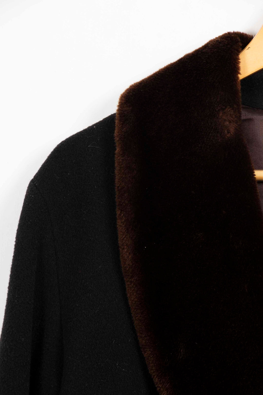 Gerard Darel schwarzer Mantel mit Pelzkragen – 38