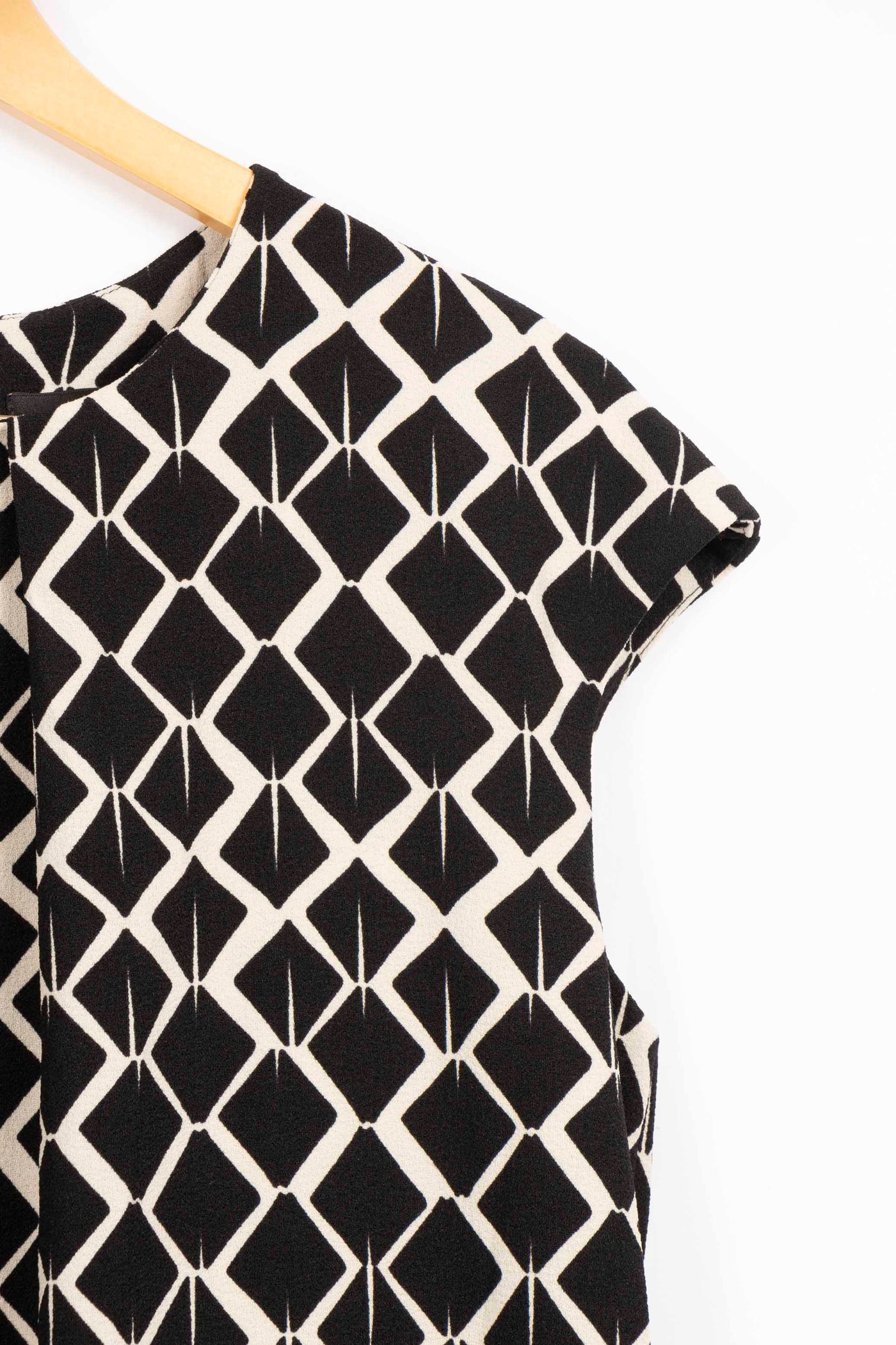 Robe courte à motifs géométriques noirs et blancs La Fée Maraboutée - 40